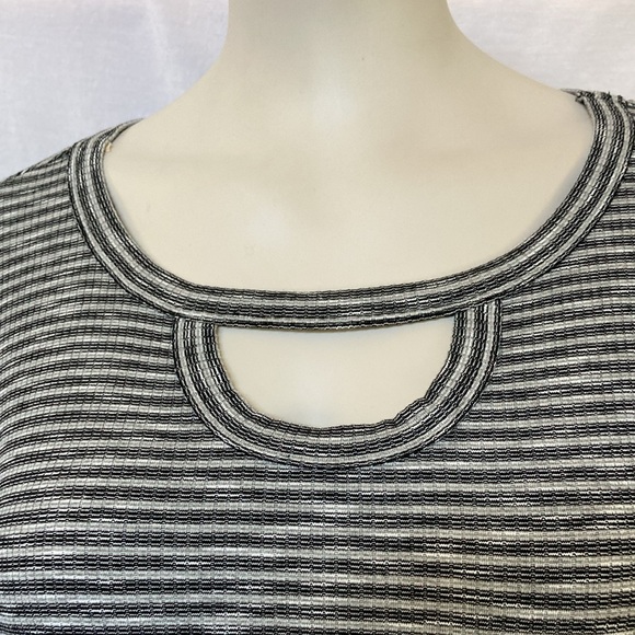 DEMOCRACY Women’s Knit Top Size Medium Twisted Hem Striped Neck Cut Out NWOT - Picture 2 of 5